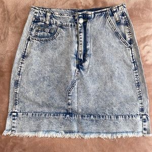 (*BRAND NEW*) Light Wash Raw Hem Jean Skirt🤍